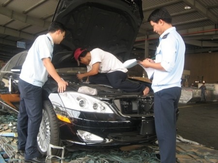 Công chức Hải quan kiểm tra xe ô tô NK. (Ảnh:
T.H.)