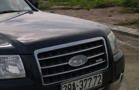 Hết vặt gương, bọm trộm còn vặt cả lôgô của
xe (ảnh B.H)