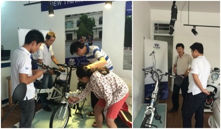 Dòng xe máy điện E-Motion với ba màu: trắng,
xanh, đỏ