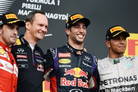 Daniel Ricciardo (phải) và 