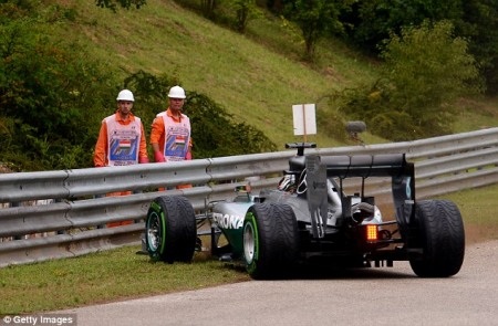 Xe của Hamilton va chạm với hàng rào