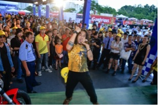 Sức hút của Shell tại Vietnam Motorbike Festival 2014 - 4 Ca sỹ Pɨạm Anh
Khoa “máu lửa” gửi tặng các bài rock cho các khán giả có mặt tại khu vực Shell