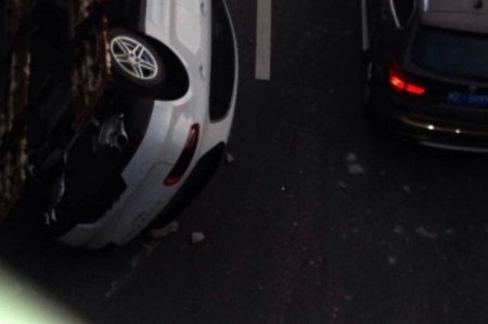 Có vẻ như tài xế
đã bị mất lái và xe lao xuống mương ở bên đường.