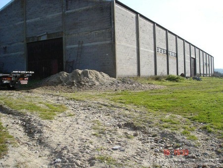 Bên ngoài nhà kho trông khiêm nhường