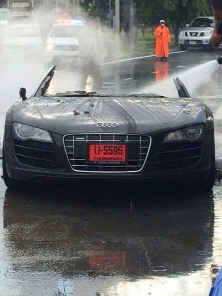 Audi R8 chạy rụi tại Anh và Thái Lan