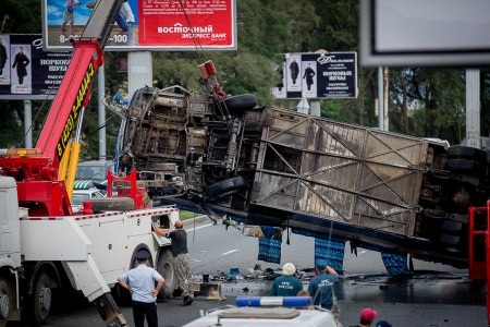 Người phụ nữ này
sau đó đã được đưa tới bệnh viện. Các bác sĩ cho biết cô bị gãy vài chiếc
xương.