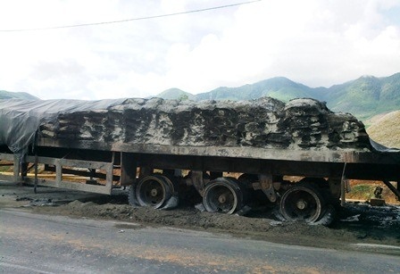 Cả hai chiếc xe
Audi đều bị hư hỏng nặng sau vụ tai nạn nhưng rất may không có ai bị thương.