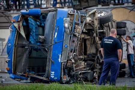 Người phụ nữ này
sau đó đã được đưa tới bệnh viện. Các bác sĩ cho biết cô bị gãy vài chiếc
xương.