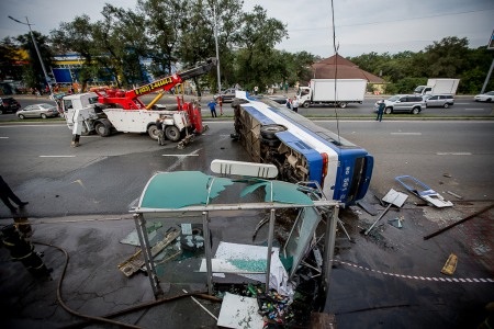 Người phụ nữ này
sau đó đã được đưa tới bệnh viện.ȠCác bác sĩ cho biết cô bị gãy vài chiếc
xương.