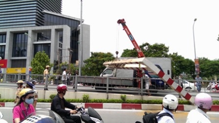 TPHCM: Tài xế ngủ gật, xe tải lật ngang
trên cầu Sài Gòn