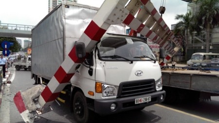 TPHCMȺ Tài xế ngủ gật, xe tải lật ngang
trên cầu Sài Gòn