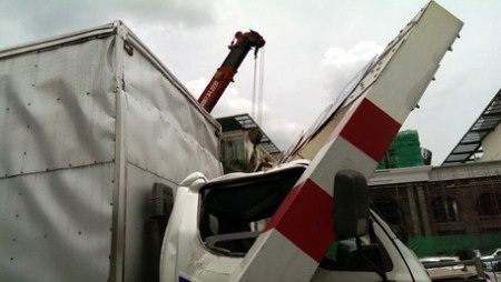 TPHCM: Tài xế ngủ gật, xe tải lật ngang
trên cầu Sài Gòn