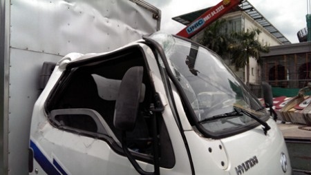 TPHCM: Tài xế ngủ gật, xe tải lật ngang
trên cầu Sài Gòn