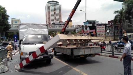 TPHCM: Tài xế ngủ gật, xe tải lật ngang
trên cầu Sài Gòn