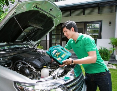 Đối với ngườiȠsử dụng ô tô, tự mình kiểm
tra lượng nhớt và thay nhớt xe là một thói quen tốt.