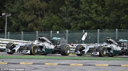 Nico Rosberg thừa nhận sai lầm trong vụĠva chạm ở chặng 12