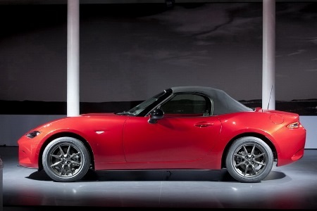 Mazda ra xe MX-5 thế hệ mới - 3 Miata MX-5 là một mẫu xe mang tính biểu tượng cho triết lý “Theo đuổi niềm vui lái xe” của Mazda.