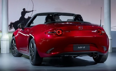 Mazda ra xe MX-5 thế hệ mới - 5 Miata MX-5 là một mẫu xe mang tính biểu tượng cho triết lý “Theo đuổi niềm vui lái xe” của Mazda.