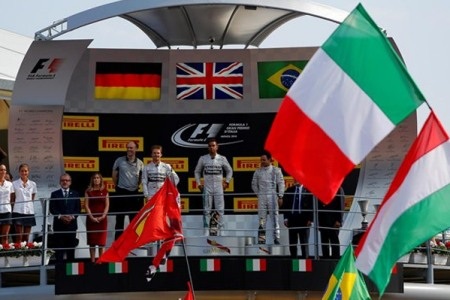 Nico Rosberg “góp công” trong chiến thắng của Haŭilton
