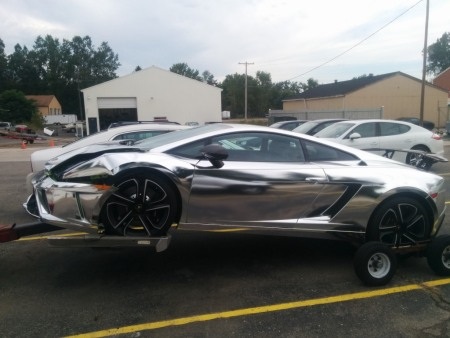 Lamborŧhini Gallardo mạ crôm húc Jeep Wrangler