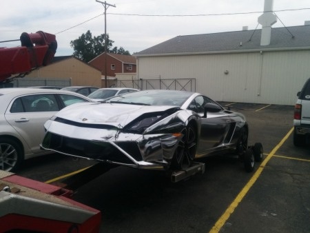 Lamborghini Gallardo mạ crôm húc Jeep Wrangler