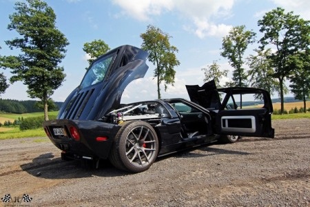 Video ghi lại cảnh
xe Ford GT độ 1113 mã lực tăng tốc từ 0 lên 300 km/h: