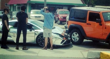 Lamborghini Gallardo mạ crôm húc Jeep Wrangler