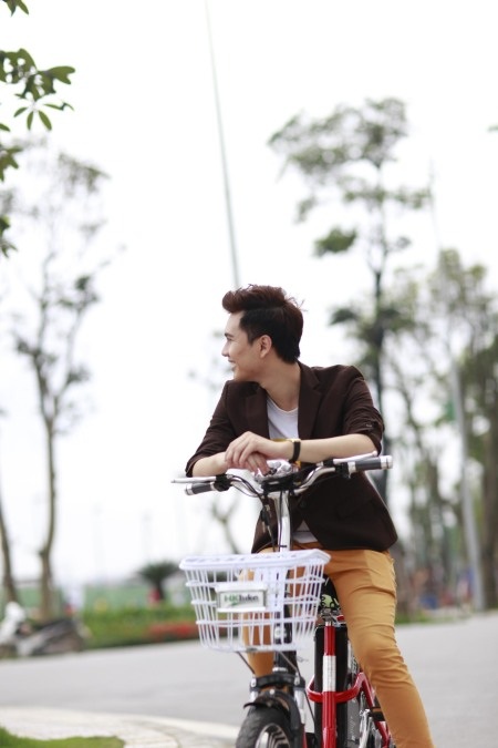 Phần pin Lithium-ion - công nghệ FLiP của
xe được đặt gọn gàng dưới yên.