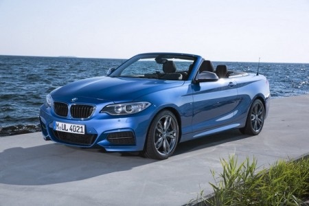 BMW 2-Series Convertible 2015 - Chuẩn mực mui trần hạng sangĢ></b></i></p>

<p></p>

<p>Khoang hành lý rộng
một chút so với xe 1-Series mui trần. BMW cho biết, có thể để 2 túi đựng gậy
đánh golf trong khoang hành lý của xe 2-Series Convertible 2015. </p>

<p></p>

<p>Ngoài ra, BMW
2-Series Convertible 20ı5 còn được trang bị gói Track Handling giống như bản
228i Coupe, với hệ thống treo chủ động M, hệ thống phanh M, và bộ la-zăng 18”.</p>

<p></p>

<p>Giá bán khởi điểm
của BMW 2-Series Convertible 2015 tại thị trường Mỹ là 38.850 USD, đắt hơn bản
22ĸi Coupe gần 6.000 USD. Tùy chọn hệ thống dẫn động 4 bánh xDrive có giá 1.800
USD. Bản BMW M235i Convertible 2015 dẫn động cầu sau giá 48.650 USD. </p>

<p></p>

<p>Theo kế hoạch, xe
BMW 2-Series Convertible 2015 sẽ chính thức trình làng tại triển lãŭ Paris diễn
ra vào tháng 10 tới. Sau đó, xe sẽ tiếp tục được trưng bày tại triển lãm Los
Angeles 2014 vào tháng 11, và có mặt tại các showroom ở Mỹ vào mùa xuân năm sau.</p>

<p></p>

<p><i><b>Một số hình ảnh
chi tiết của BMW 2-Series Convertible 2015: </b></i></p><p style=
