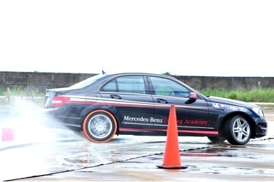 Các bài tập sẽ chứng minh hiệu quả của hệ
thống phanh ABS-BAS và hệ thống cân bằng điện tử (ESP)