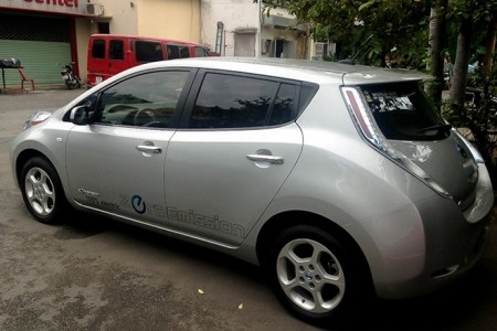 Lách cửa hẹp, xe mới, xe lạ rủ nhau về Việt Nam