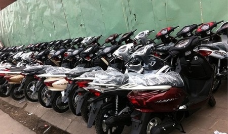 Xe máɹ xếp hàng dài chờ người mua