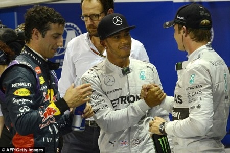 Hamilton vượt qua Rosberg để có được poleĢ><br><br></p>

<p></p>

<p>Với vị trí pole
có được trong ngày chạy phân hạng của chặng 14 F1 Singapore Airlines Singapore
Grand Prix, Hamilton đã mang về cho mình vị trí pole thứ 6 trong mùa giải năm
nay và cũng là lần thứ 38 trong sự nghiệp thi đấŵ của anh.</p>

<p></p>

<p>Trong khi đó với
Nico Rosberg, xếp ở vị trí thứ hai sau Hamilton với khoảng thời gian rất ngắn,
tay đua này đã hét lên ở hệ thống thông tin liên lạc “Damn it - chết tiệt”. Sự
tức giận đã được Nico Rosberg thể hiện một cácŨ rõ ràng.</p>

<p></p>

<p>Anh chia sẻ sau
khi chặng đua phân hạng kết thúc: “Lewis đã làm tốt hơn để có vị trí cao nhất.
Vị trí thứ hai cũng được, tuy nhiên đầu tiên có lẽ tốt hơn, nhưng cuộc đua phía
trước còn rất dài”.</p>

<p></p>

<p>Ngày đua phân hạng
của chặng 14 mùa giải MotoGP 2014 đã diễn ra vô cùng căng thẳng. Khoảng cách giữa
các tay đua là rất ít, sự cạnh tranh là cao độ. Rất có thể trong ngày đua chính
thức của chặng 14 sẽ có bất ngờ xảy ra.</p><p style=