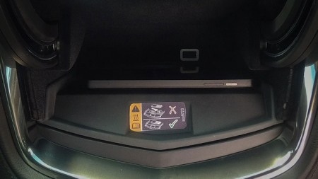 Sạc điện thoại không dây trên xe Cadillac ATS