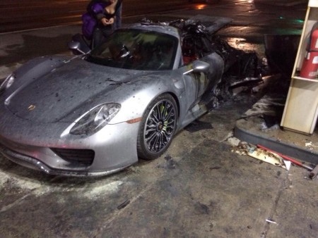 Siêu xe hybrid Porsche 918 Spyder bị lửa thiêu rụi