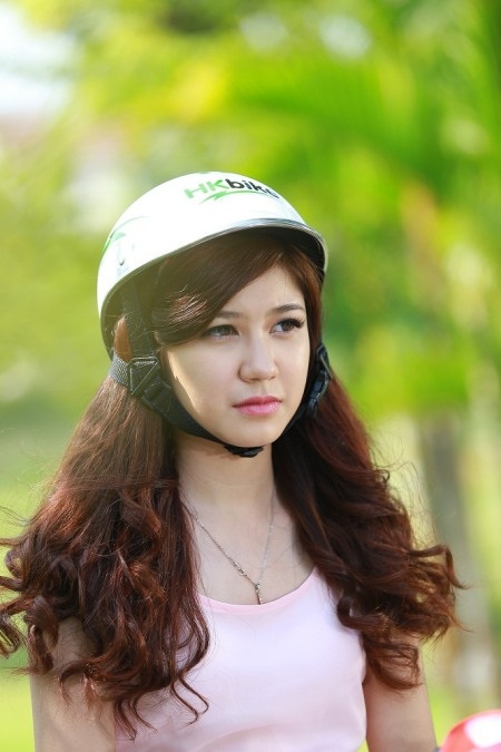 Để an toàn, người sử dụng nên đội mũ bảo
hiểm khi đi xe đạp điện.