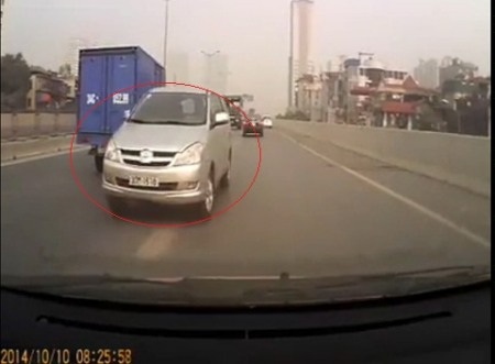 Chiếc Innnova hồn nhiên chạy ngược chiều (Ảnh
chụp lại từ clip)