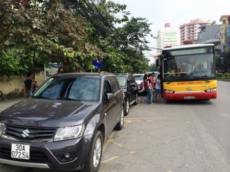 Khiến cho cả khách chờ xe lẫn xe buýt cũng
khốn khổ mỗi khi lên xuống xe vì rất nguy hiểm