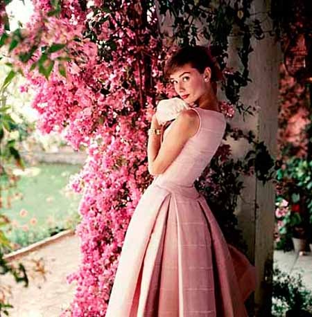 Triển lãm hình ảnh hiếm có của huyền thoại Audrey Hepburn - 3 Audrey Hepburn trong trang phục thương hiệu Givenchy chụp bởi Norman Parkinson, năm 1955