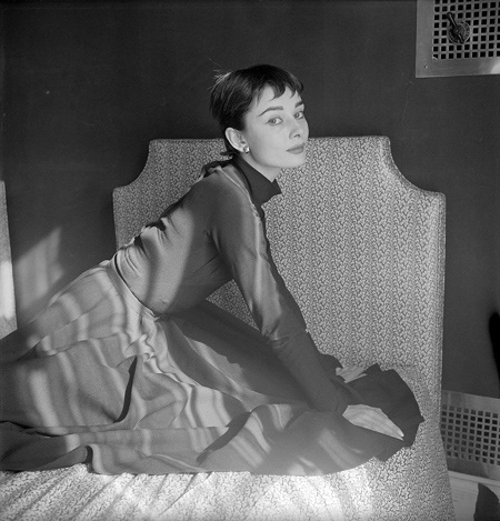 Triển lãm hình ảnh hiếm có của huyền thoại Audrey Hepburn - 2 Audrey dưới ống kính của nhiếp ảnh gia Cecil Beaton, chụp năm 1954