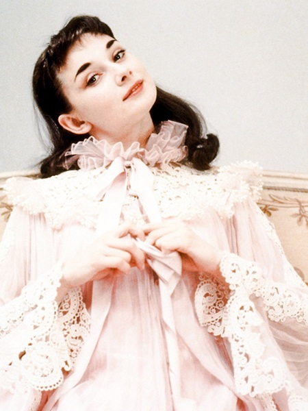 Triển lãm hình ảnh hiếm có của huyền thoại Audrey Hepburn - 4 Audrey Hepburn chụp ảnh trong vở kịch Gigi (1961).