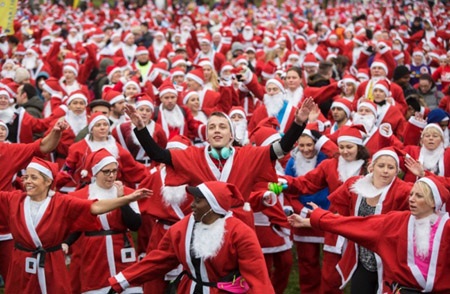 Hình ảnh thú vị về cuộc chay đua của các ông già Noel trên thế giới - 12 Các ông già Noel chạy trong tuyết ở Mogosoaia, gần Bucharest, Romania.