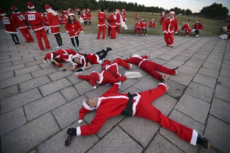 Hình ảnh thú vị về cuộc chay đua của các ông già Noel trên thế giới - 13 Các ông già Noel chạy trong tuyết ở Mogosoaia, gần Bucharest, Romania.