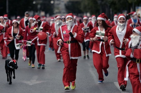 Hình ảnh thú vị về cuộc chay đua của các ông già Noel trên thế giới - 7 Một chú chó trong cuộc chay đua đầu tiên của mình tại lễ hội Athens Santa Claus Run.