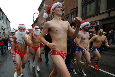 Hình ảnh thú vị về cuộc chay đua của các ông già Noel trên thế giới - 8 Một chú chó trong cuộc chay đua đầu tiên của mình tại lễ hội Athens Santa Claus Run.