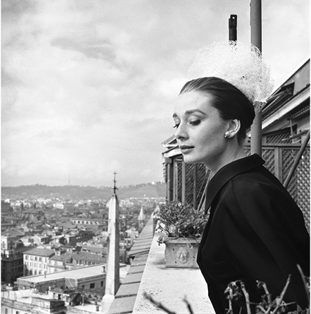 Triển lãm hình ảnh hiếm có của huyền thoại Audrey Hepburn - 1 Với tên gọi