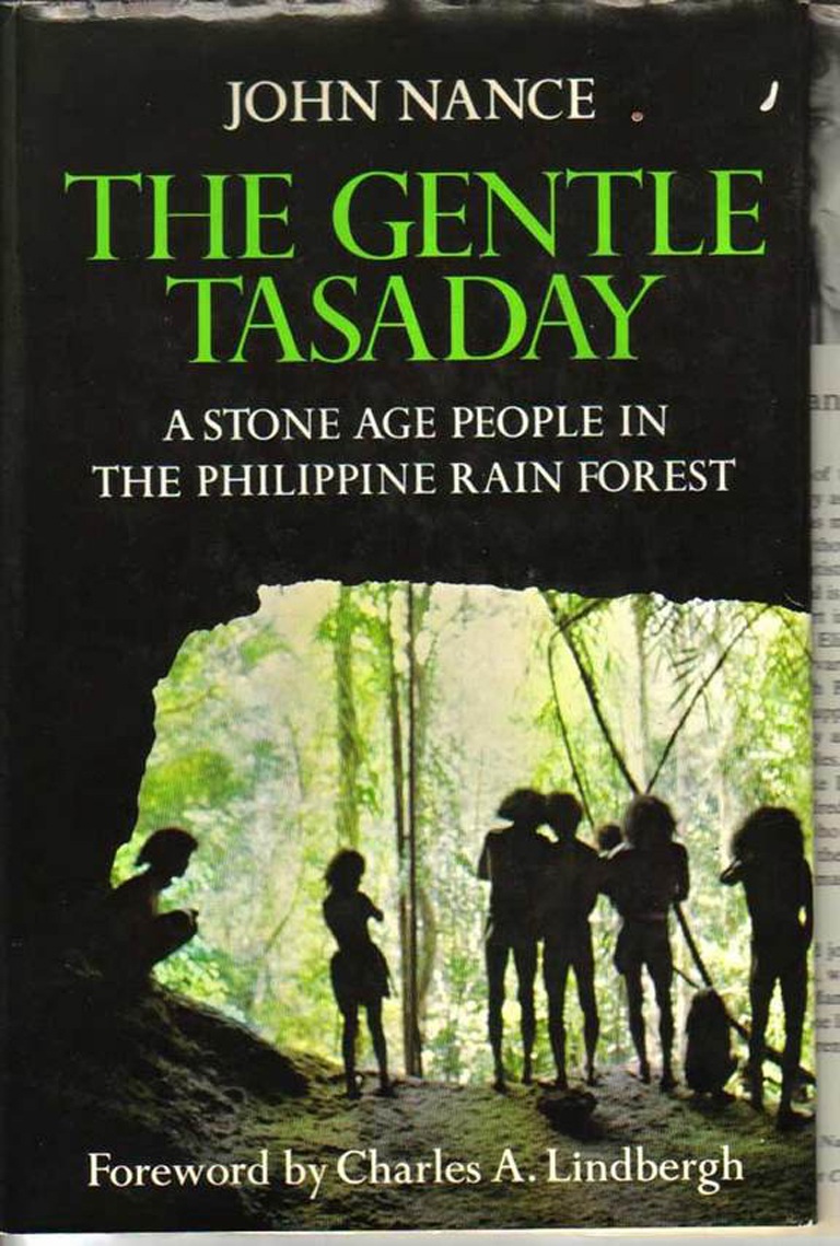 Lừa đảo cả chuyện phát hiện một tộc người nguyên thủy? - 1 Trang bìa cuốn sách The Gentle Tasaday của tác giả John Nance