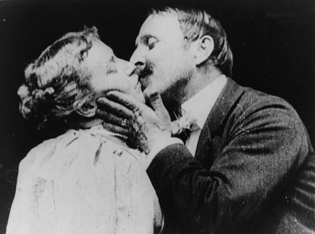 Lần đầu tiên công chúng được thấy một nụ hôn giữa một cặp đôi là trong bộ phim 