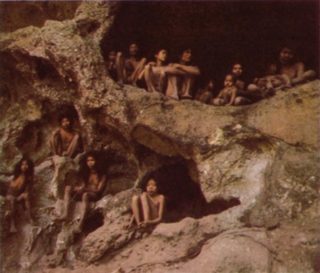 Lừa đảo cả chuyện phát hiện một tộc người nguyên thủy? - 2 Trang bìa cuốn sách The Gentle Tasaday của tác giả John Nance