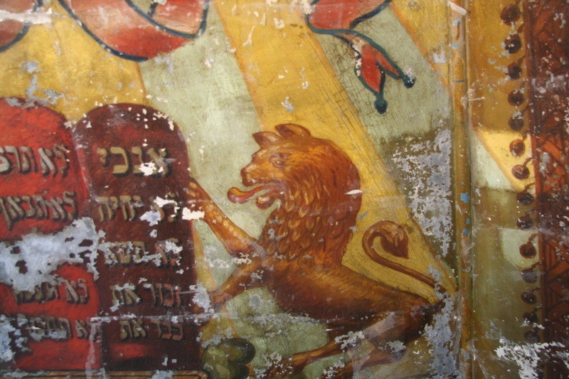 Hình vẽ sư tử gần như nguyên vẹn trên bức tranh tường Lost Shul Mural